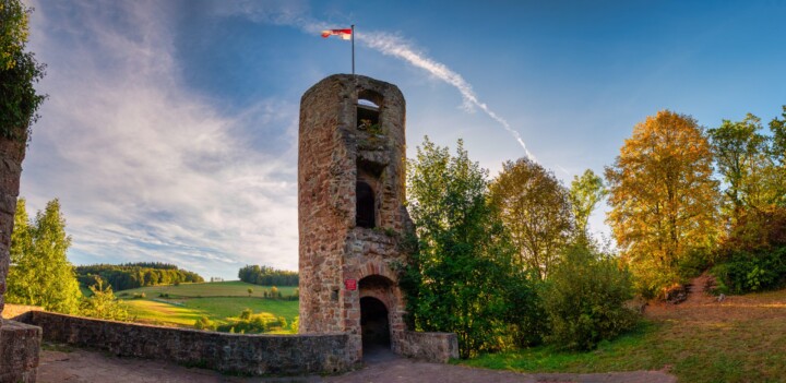 Die Burg Wallenstein ist ein beliebtes Ausflugsziel im Knüll und über den Fabelweg „Schlossbrunnenweg“ erreichbar. © Markus Shakals
