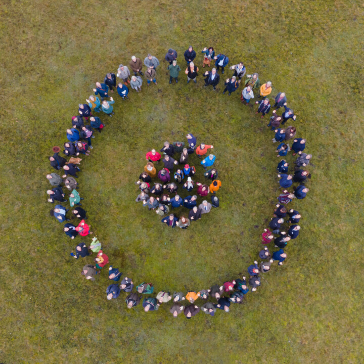 Gruppenfoto Dachmarke Nationale Naturlandschaften, Aufnahme mit der Drohne als Kreis in Anlehnung an die Bildmarke des Dachmarke. © NNL/Schutter