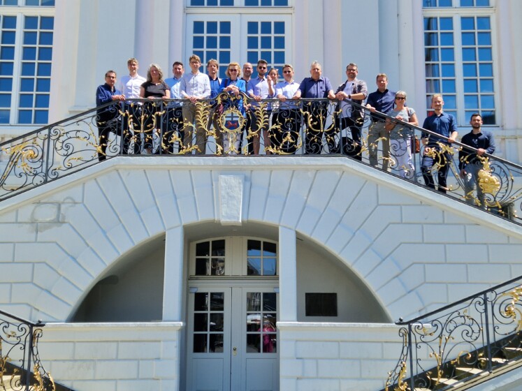 Gruppenfoto der beteiligten Betriebe, mit David Baier, Leiter des Amts für Umwelt und Stadtgrün der Stadt Bonn, sowie Thomas Nienhaus, Arqum GmbH. © Arqum GmbH