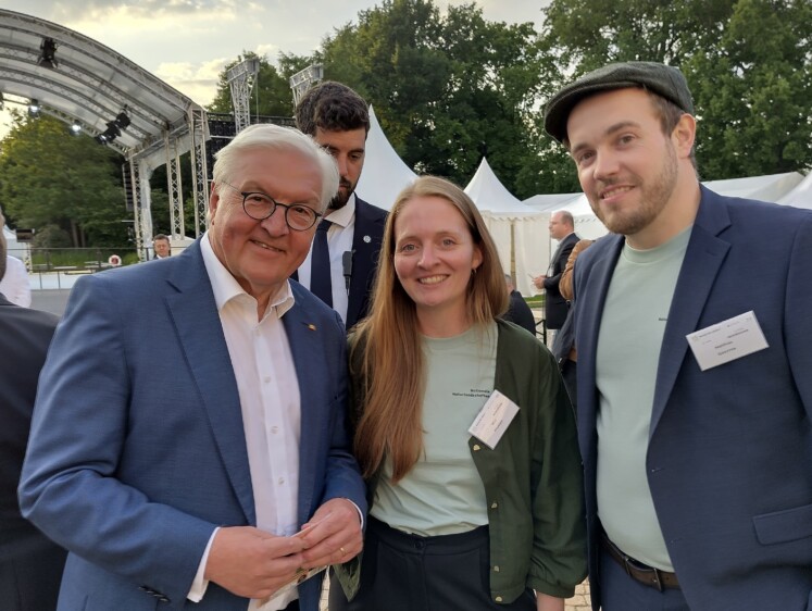 Frank-Walter Steinmeier (l.) trifft Mira Franzen und Matthias Goerres vom NNL-Projektteam PANK auf der Woche der Umwelt in Berlin. © Katharina Mündlein Frank-Walter Steinmeier (l.) trifft Mira Franzen und Matthias Goerres vom NNL-Projektteam PANK auf der Woche der Umwelt in Berlin. © Katharina Mündlein