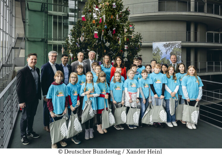 Bundestagsvizepräsidentin Aydan Özoğuz, SPD, MdB, empfängt einen Weihnachtsbaum vom Naturpark Niederlausitzer Heidelandschaft aus Brandenburg, stellvertretend für alle nationalen Naturlandschaften. Gruppenfoto. © Deutscher Bundestag / Xander Heinl Bundestagsvizepräsidentin Aydan Özoğuz, SPD, MdB, empfängt einen Weihnachtsbaum vom Naturpark Niederlausitzer Heidelandschaft aus Brandenburg, stellvertretend für alle nationalen Naturlandschaften. Gruppenfoto. © Deutscher Bundestag / Xander Heinl