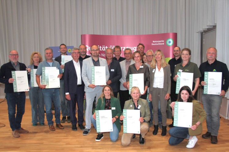 Gruppenbild aller in der Qualitätsoffensive des VDN ausgezeichneten Naturparke mit Zertifikaten Gruppenbild aller in der Qualitätsoffensive des VDN ausgezeichneten Naturparke mit Zertifikaten