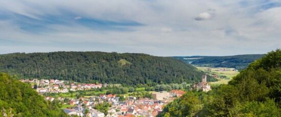 Kipfenberg von oben mit Burg Kipfenberg. © Naturpark Altmühltal / D. Denger