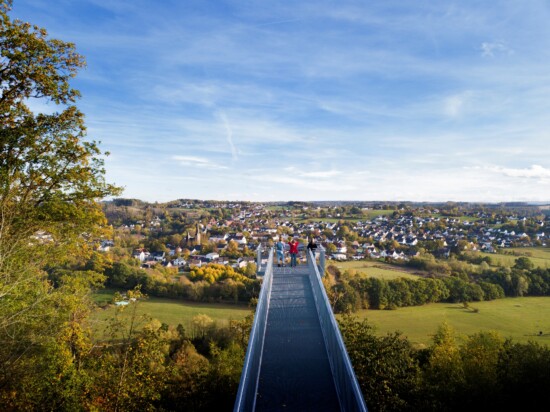 Blick auf den Naturpark Arnsberger Wald vom Skywalk im Sauerland.