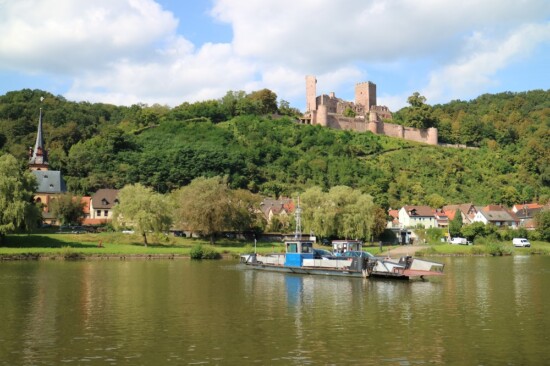 Stadtprozelten mit der Henneburg am Main. © Oliver Kaiser / Naturpark Spessart e. V.