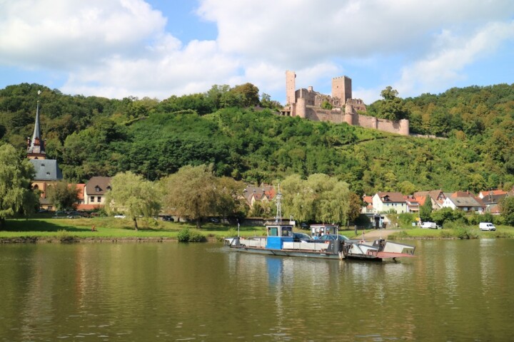 Stadtprozelten mit der Henneburg am Main. © Oliver Kaiser / Naturpark Spessart e. V.