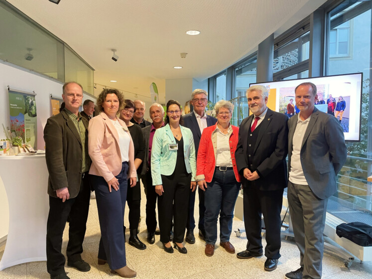 Eröffnung der Ausstellung der Naturparke Sachsen-Anhalts im Landtag (v.l.): A. Mitzka, D. Jännsch, K. Zunder, T. Klepel, J. Dannenberg, A. Witte, F. Heuwinkel (Präsident VDN), A. Keding (Landtagsvizepräsidentin), Prof. A. Willingmann (Umweltminister), Dr. M. Henniger, © Naturpark Dübener Heide, C. Evers Eröffnung der Ausstellung der Naturparke Sachsen-Anhalts im Landtag (v.l.): A. Mitzka, D. Jännsch, K. Zunder, T. Klepel, J. Dannenberg, A. Witte, F. Heuwinkel (Präsident VDN), A. Keding (Landtagsvizepräsidentin), Prof. A. Willingmann (Umweltminister), Dr. M. Henniger, © Naturpark Dübener Heide, C. Evers