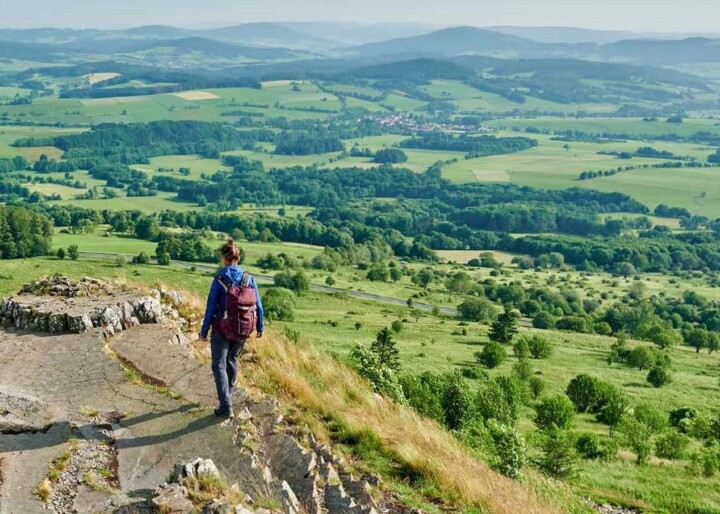 Wanderin auf der Abtsrodaer Kuppe in der Rhön. © FlorianTrykowski/Rhön GmbH