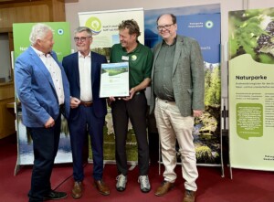 Auf dem Bild zu sehen sind von links: Tom Jürgens, Vorstandsvorsitzender Zweckverband Naturpark Weserbergland; Friedel Heuwinkel, Präsident des VDN e. V.; Naturparkleiter Christian Wiegand sowie Christian Meyer, Niedersächsischer Minister für Umwelt, Energie und Klimaschutz. Foto: © VDN e. V.