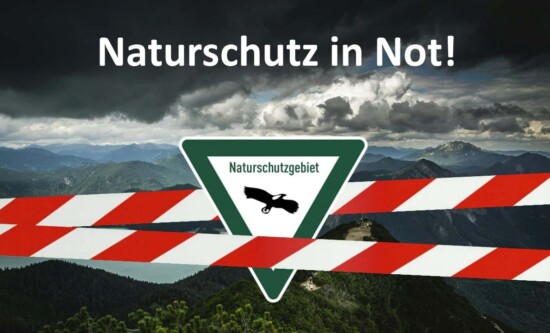 Das Key Visual der Kampagne. Zu sehen ist ein dreieckiges Naturschutzschild zwischen rot-weiß-gestreiftem Absperrband vor dunklen Wolken mit der Überschrift "Naturschutz in Not!". Foto: Digitize the Planet