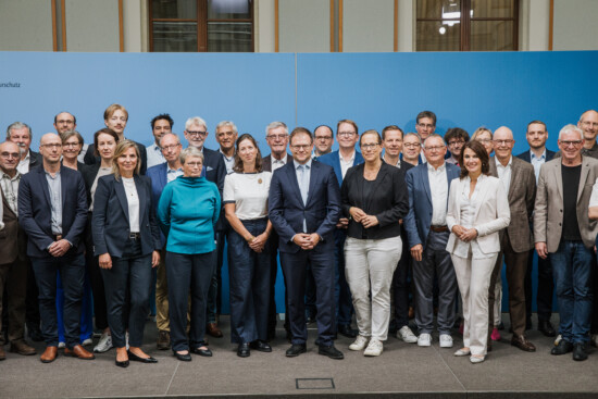 Friedel Heuwinkel, Präsident des VDN e. V., auf dem Gruppenfoto beim Verbändegespräch mit Bundesminister Carsten Schneider in Berlin (7. von links, hinten). Foto: BMUKN/Sascha Hilgers