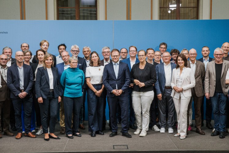 Friedel Heuwinkel, Präsident des VDN e. V., auf dem Gruppenfoto beim Verbändegespräch mit Bundesminister Carsten Schneider in Berlin (7. von links, hinten). Foto: BMUKN/Sascha Hilgers Friedel Heuwinkel, Präsident des VDN e. V., auf dem Gruppenfoto beim Verbändegespräch mit Bundesminister Carsten Schneider in Berlin (7. von links, hinten). Foto: BMUKN/Sascha Hilgers