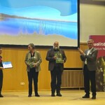 Foto vom Festabend im Naturpark Am Stettiner Haff. V.l.n.r. Michael Sack (Landrat Kreis Vorpommern-Greifswald), Jochen Elberskirch (Leiter Naturpark Am Stettiner Haff), Ute Hennings (Direktorin des Landesamtes für Umwelt, Naturschutz und Geologie in Mecklenburg-Vorpommern); Jörn Mothes (Leiter Abteilung Klimaschutz, Naturschutz und Forsten Ministerium für Klimaschutz, Landwirtschaft, ländliche Räume und Umwelt Mecklenburg-Vorpommern), Friedel Heuwinkel (Präsident VDN e. V. © VDN e. V.