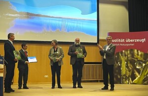 Foto vom Festabend im Naturpark Am Stettiner Haff. V.l.n.r. Michael Sack (Landrat Kreis Vorpommern-Greifswald), Jochen Elberskirch (Leiter Naturpark Am Stettiner Haff), Ute Hennings (Direktorin des Landesamtes für Umwelt, Naturschutz und Geologie in Mecklenburg-Vorpommern); Jörn Mothes (Leiter Abteilung Klimaschutz, Naturschutz und Forsten Ministerium für Klimaschutz, Landwirtschaft, ländliche Räume und Umwelt Mecklenburg-Vorpommern), Friedel Heuwinkel (Präsident VDN e. V. © VDN e. V.
