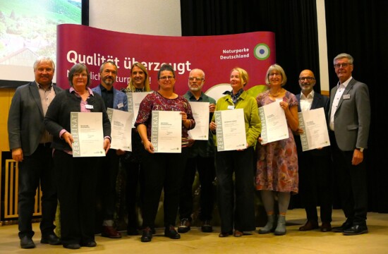 Gruppenfoto der ausgezeichneten Qualitäts-Naturparke: v.l.n.r. Markus Dollacker (Vorsitzender Naturpark Hirschwald), Isabel Lautenschlager (Geschäftsführerin Naturpark Hirschwald), Lars Thielemann (Leiter Naturpark Niederlausitzer Heidelandschaft), Nicola Deipenbrock (Leiterin Naturpark Nuthe-Nieplitz), Manuela Greipel (Geschäftsführerin Naturpark Reinhardswald), Andreas Wennemann (Geschäftsführer Naturpark RheinTaunus), Dr. Aija Torkler (Leiterin Naturpark Barnim), Inka Schwand (Leiterin Naturpark Schlaubetal), Dietmar Gretter (Geschäftsführer Naturpark Stromberg-Heuchelberg), Friedel Heuwinkel (Präsident Verband Deutscher Naturparke e. V.). © VDN e. V.