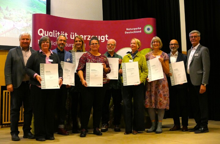 Gruppenfoto der ausgezeichneten Qualitäts-Naturparke: v.l.n.r. Markus Dollacker (Vorsitzender Naturpark Hirschwald), Isabel Lautenschlager (Geschäftsführerin Naturpark Hirschwald), Lars Thielemann (Leiter Naturpark Niederlausitzer Heidelandschaft), Nicola Deipenbrock (Leiterin Naturpark Nuthe-Nieplitz), Manuela Greipel (Geschäftsführerin Naturpark Reinhardswald), Andreas Wennemann (Geschäftsführer Naturpark RheinTaunus), Dr. Aija Torkler (Leiterin Naturpark Barnim), Inka Schwand (Leiterin Naturpark Schlaubetal), Dietmar Gretter (Geschäftsführer Naturpark Stromberg-Heuchelberg), Friedel Heuwinkel (Präsident Verband Deutscher Naturparke e. V.). © VDN e. V.
