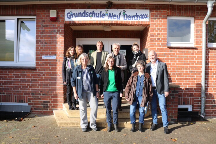 Das Organisations-Team (vordere Reihe v. li.n.re.) Anne Spiegel, Elena Konrad und Andrea Schulze mit Dirk Janzen sowie (hintere Reihe Mitte) Reinhard Siebolds und dem Team vom Archezentrum (hintere Reihe v.li.n.re.) Anna Moesus (FÖJ), Jonathan Gräfe (Praktikant), Holger Belz (Leiter) und Berit Rasche (Bildung) – Foto BRV/T. Keienburg