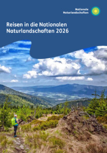Titelbild der Broschüre "Reisen in die Nationalen Naturlandschaften 2026" - ein Foto aus dem Bayerischen Wald mit Wanderer