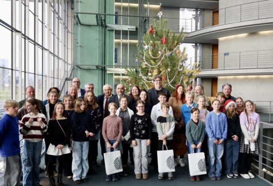 Der diesjährige Weihnachtsbaum für den Deutschen Bundestag - ein Gruß aller Nationalen Naturlandschaften - wurde geschmückt von Schülerinnen und Schülern der Naturpark-Schule Schnönow. © Naturpark Barnim/Hann-Dieter Hartwig