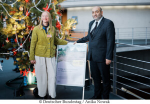 Bundestagsvizepräsident Omid Nouripour (r), Bündnis 90/Die Grünen, MdB, nimmt den Weihnachtsbaum des Naturparks Barnim entgegen. Hier mit Dr. Aija Torkler (l), Naturparkleiterin Naturpark Barnim.