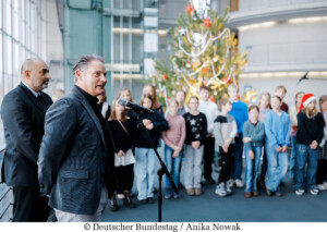 Bundestagsvizepräsident Omid Nouripour (r), Bündnis 90/Die Grünen, MdB, nimmt den Weihnachtsbaum des Naturparks Barnim entgegen. Hier mit Dr. Aija Torkler (l), Naturparkleiterin Naturpark Barnim.