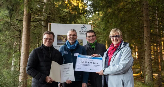 Foto Übergabe Förderurkunde: v. l. n. r.: Bundesumweltminister Carsten Schneider, Martin Schmidt u. Adrian Johst (Naturstiftung David), Thüringens Umweltstaatssekretärin Karin Arndt. © Thomas Mueller