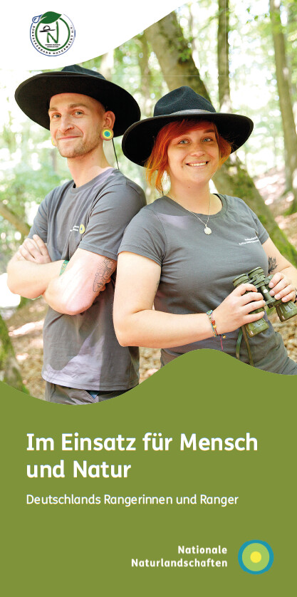 Titel des neuen Flyers "Im Einsatz für Mensch und Natur - Deutschlands Rangerinnen und Ranger" von NNL und Naturwacht (2026)