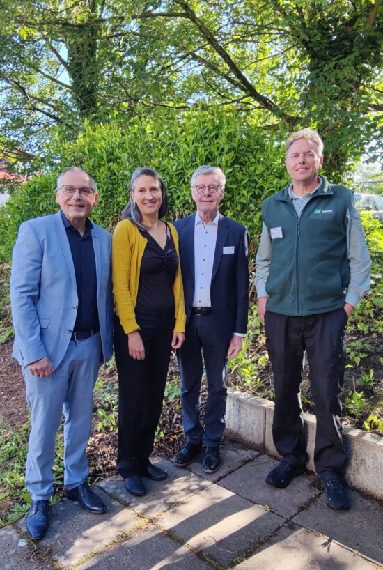 V. l. n. r.: Landrat Andreas Siebert, Vorsitzender des Naturparks Habichtswald, Christina Uhl, Referatsleiterin „Naturparke, Biosphärenreservat und Landtourismus“ im Hessischen Ministerium für Landwirtschaft und Umwelt, Weinbau, Forsten, Jagd und Heimat, VDN-Präsident Friedel Heuwinkel und Jürgen Depenbrock, Geschäftsführer Zweckverband Naturpark Habichtswald. Foto: © VDN e. V.