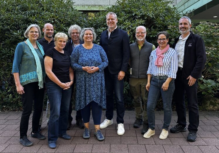 Dr. Andreas Coenen, Landrat a. D. (4. v. r.), ist der neue Präsident des Verbandes Deutscher Naturparke e. V. Als 1. stellvertretende Präsidentin wurde Dr. Ulrike Garbe (5. v. l.) gewählt, als 2. Stellvertreter Julian Bruhn (r). Doreen Juffa (2. v. r.), Christine Kober (3. v. l.), Dr. Mario Schrumpf (4. v. l.), Paul Siemes (2. v. l.), Andreas Wennemann (3. v. r.) und Kristin Zscheile (l.) sowie Landrat Thomas Grosche (nicht anwesend) wurden als weitere Vorstandsmitglieder gewählt. © VDN e. V.