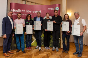 Auszeichnung „Qualitätsoffensive Naturparke“ – v. l.: Friedel Heuwinkel (Präsident VDN e. V.), Dr. Daan Peer Schneider (Naturpark Dübener Heide), Katrin Anders (Naturpark Knüll), Markus Kurz (Naturpark Oberpfälzer Wald), Paulina Burbaum und Frank Scheer (Naturpark Siebengebirge), Josephine Carus (Naturpark Uckermärkische Seen). © Jan Kulke